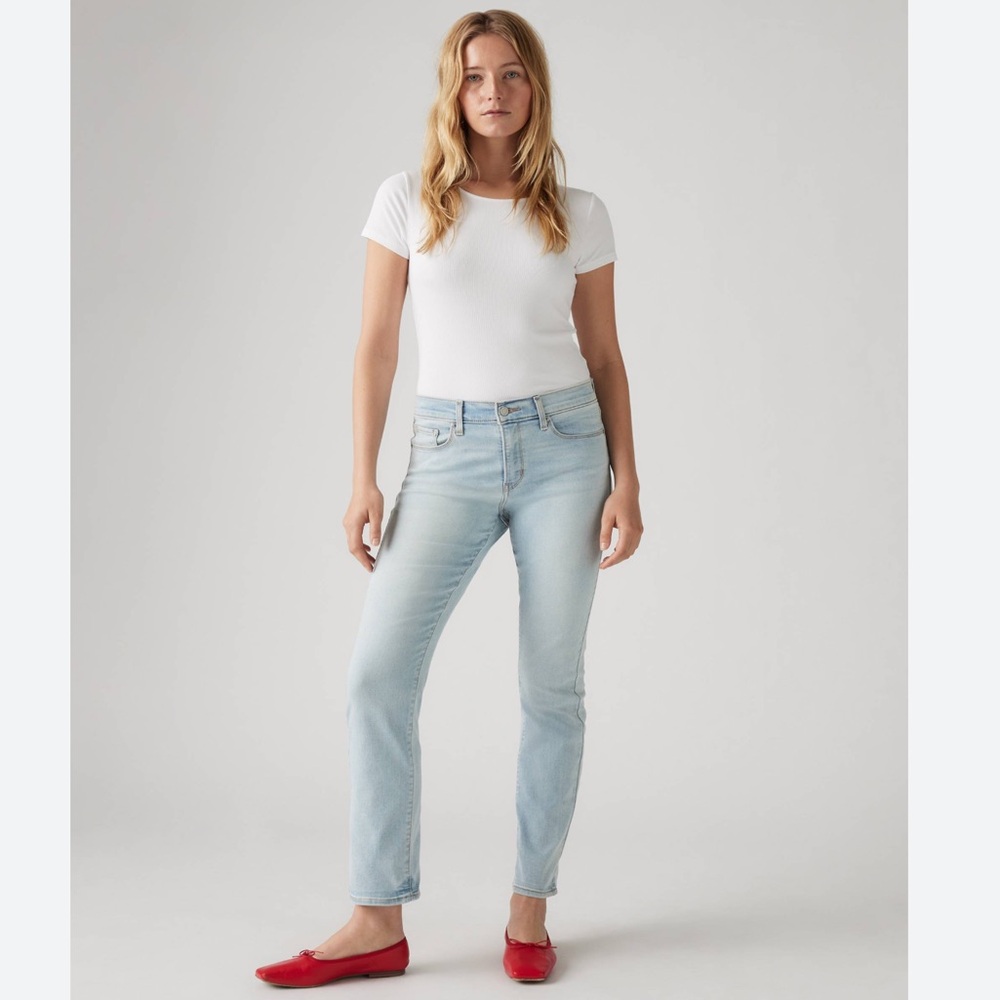 42. Levi’s Classic Straight Jeans – Size 4